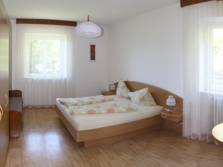 Großes Schlafzimmer der Ferienwohnung